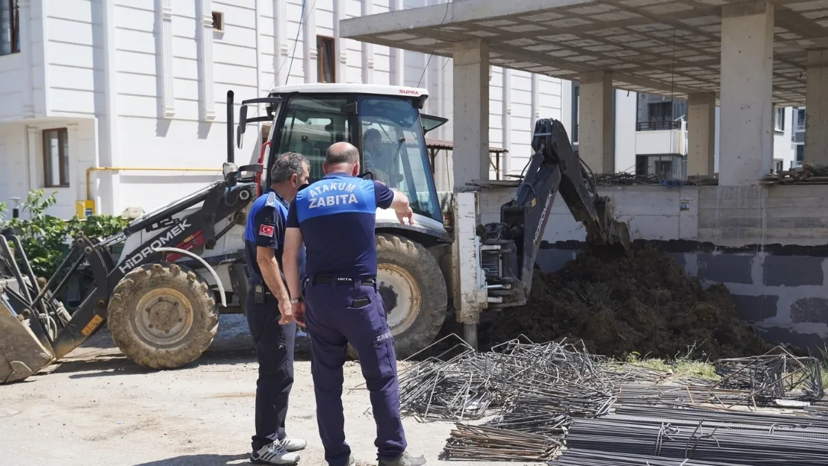 Atakum Zabıtası kurallara uymayan inşaat firmalarına göz açtırmıyor