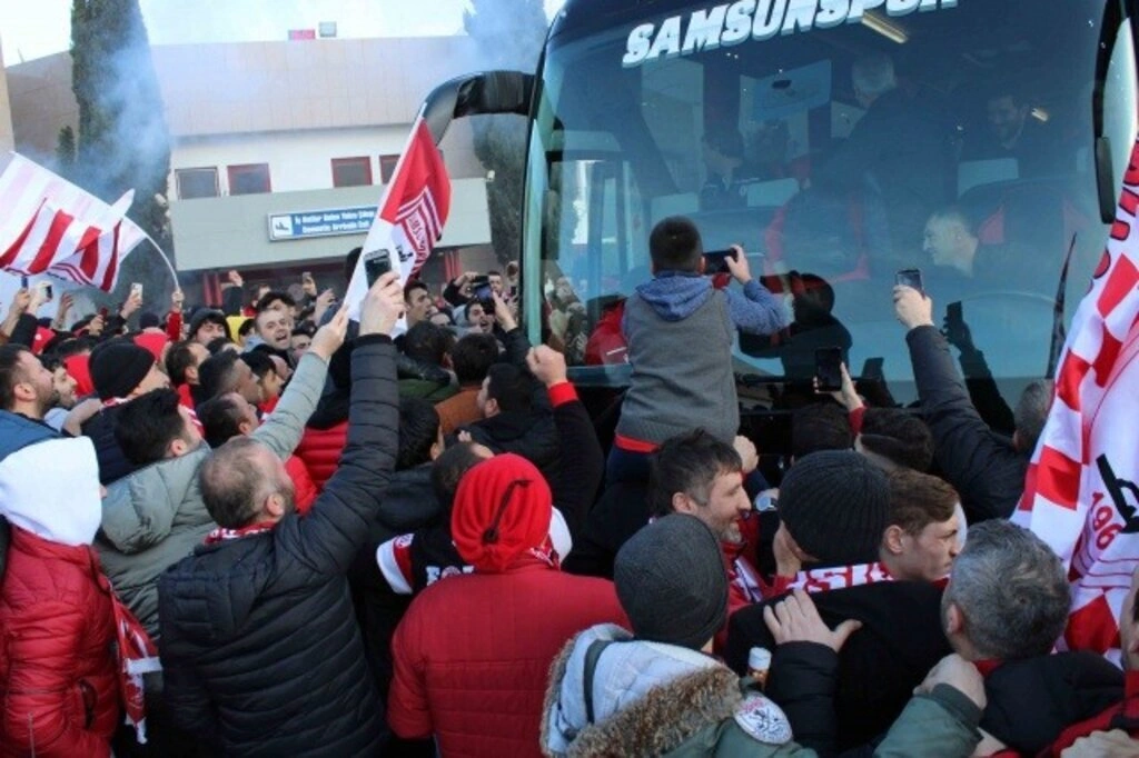 Taraftardan Samsunspor'a Coşkulu Karşılama