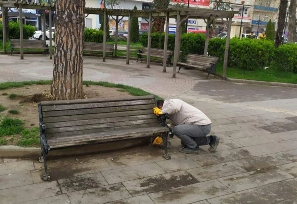 Çarşamba Belediyesi'nden koronavirüs önlemi, banklar kaldırıldı