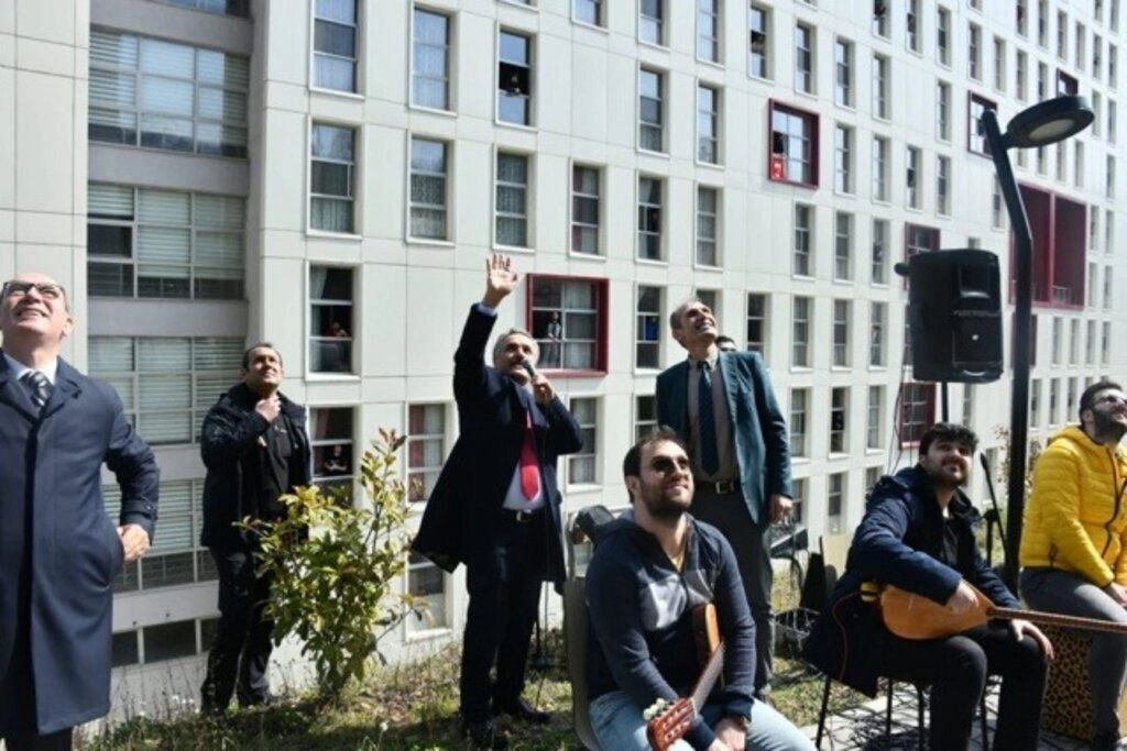 Samsun'da karantinadaki öğrencilere moral konseri