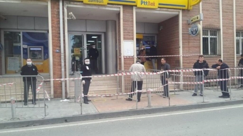PTT Şubesi önlerine sosyal mesafe çizgileri yapıldı