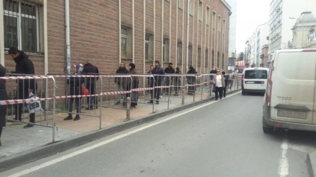 PTT Şubesi önlerine sosyal mesafe çizgileri yapıldı