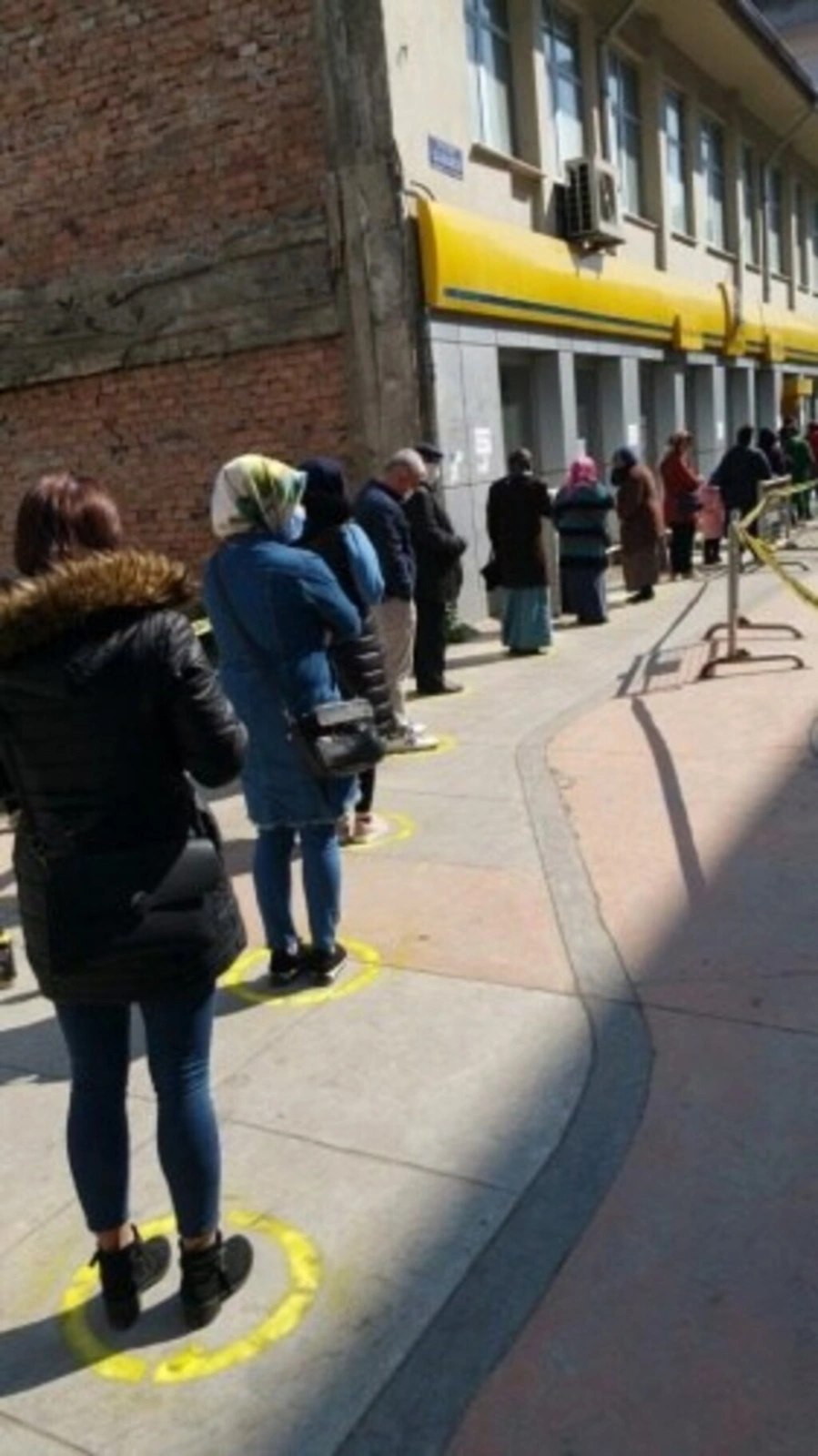 PTT Şubesi önlerine sosyal mesafe çizgileri yapıldı