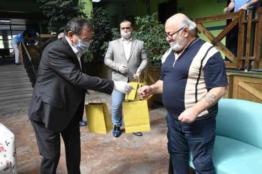 Başkan Mustafa Demir'den Huzurevi Yaşlı Bakım ve Rehabilitasyon Merkezi'ne ziyaret