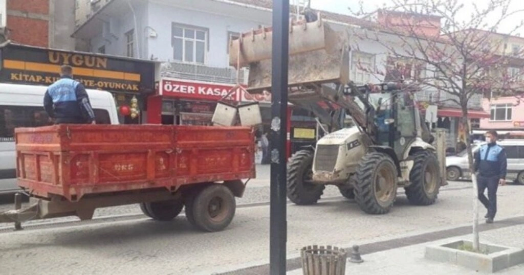 Tekkeköy Belediyesi ilçedeki oturma banklarını söktü
