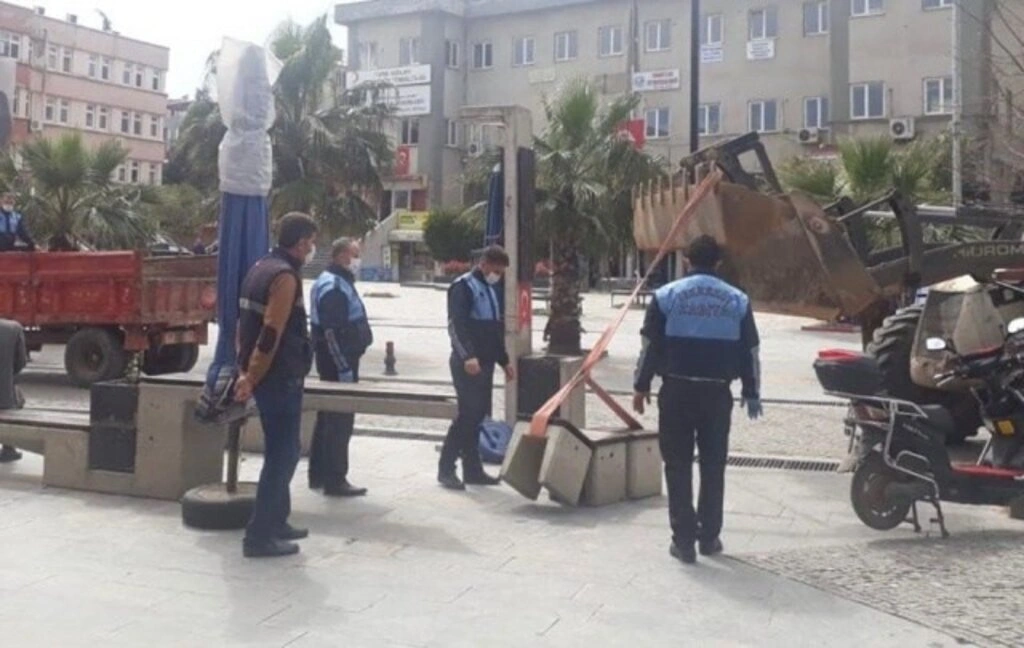 Tekkeköy Belediyesi ilçedeki oturma banklarını söktü