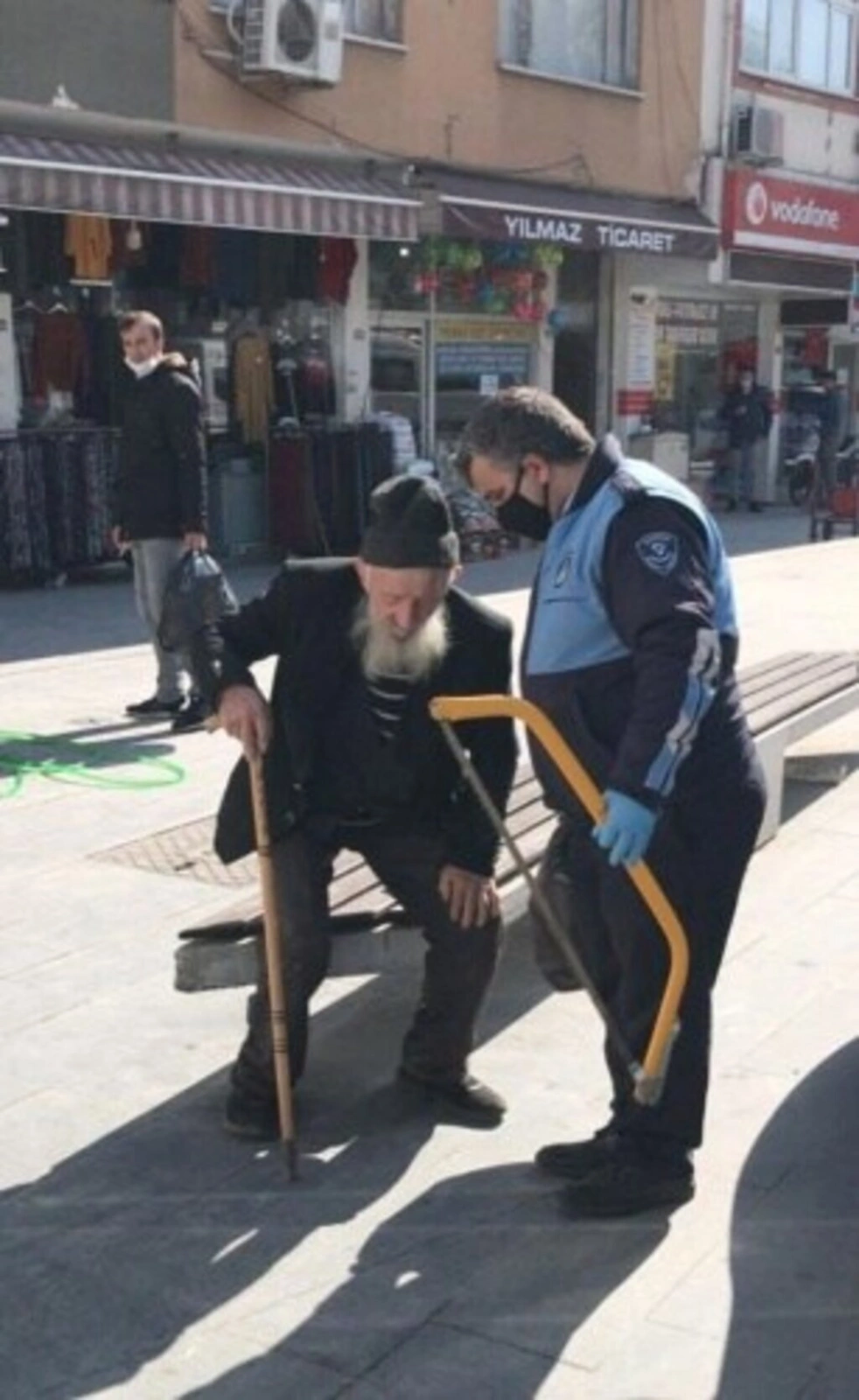 Tekkeköy merkezine inen yaşlı vatandaşı zabıta ekipleri evine bıraktı, kuralları hatırlattı