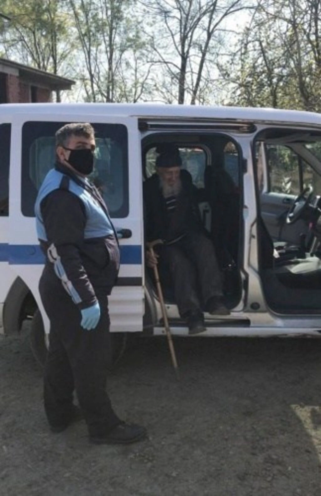 Tekkeköy merkezine inen yaşlı vatandaşı zabıta ekipleri evine bıraktı, kuralları hatırlattı