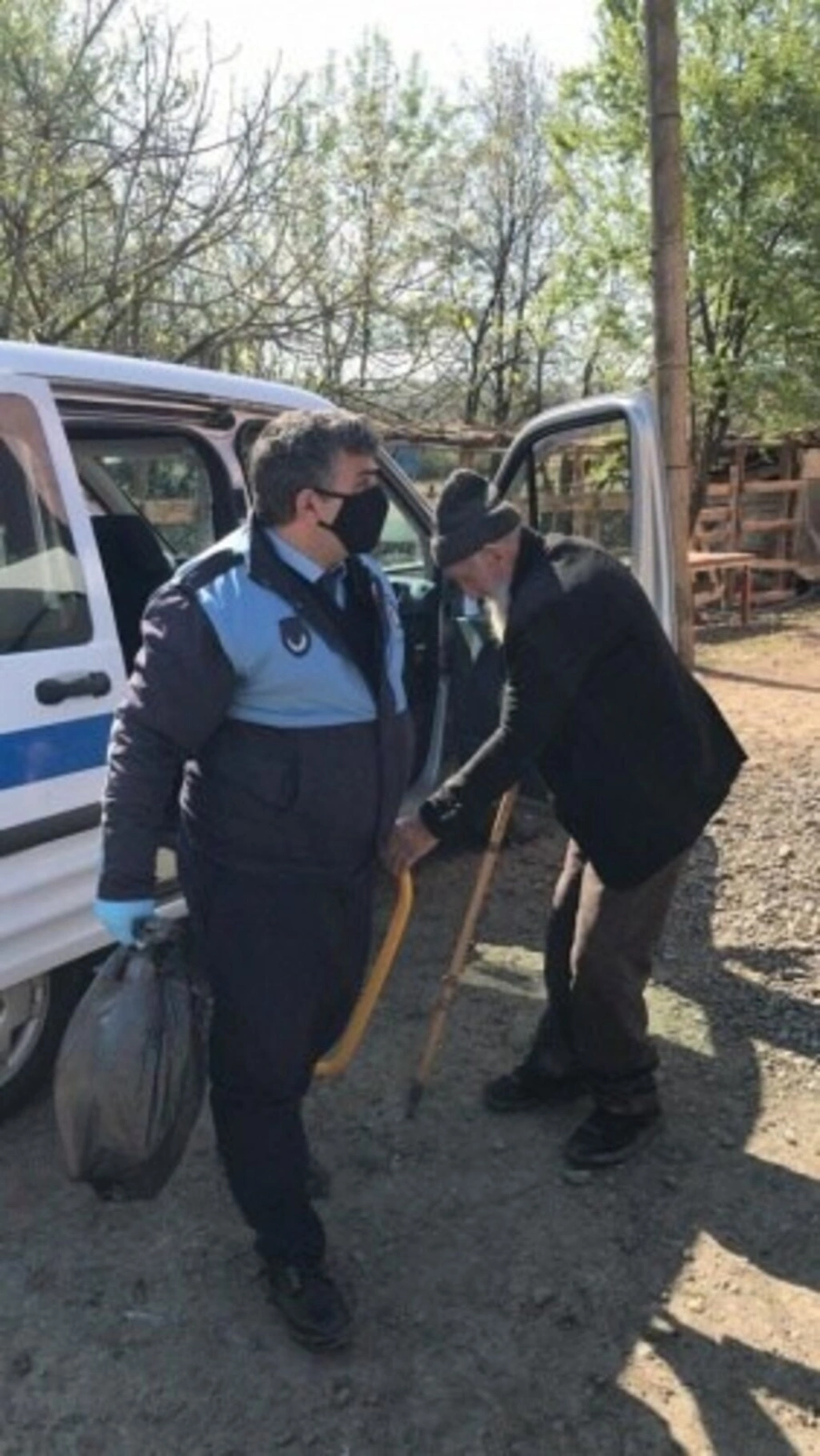 Tekkeköy merkezine inen yaşlı vatandaşı zabıta ekipleri evine bıraktı, kuralları hatırlattı