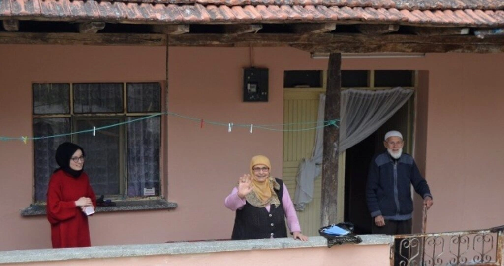 Başkan Özel, Yalnız Yaşayan Yaşlı Vatandaşları Ziyarete Devam Ediyor