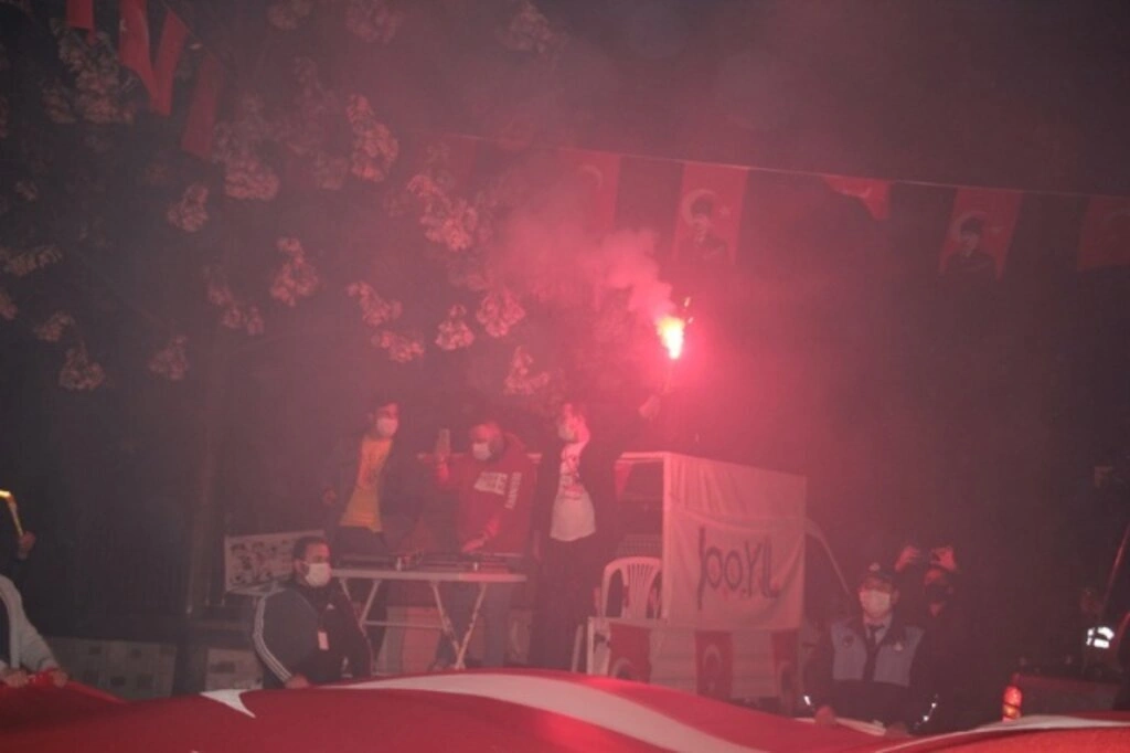 Atakum balkonlarında 23 Nisan coşkusu