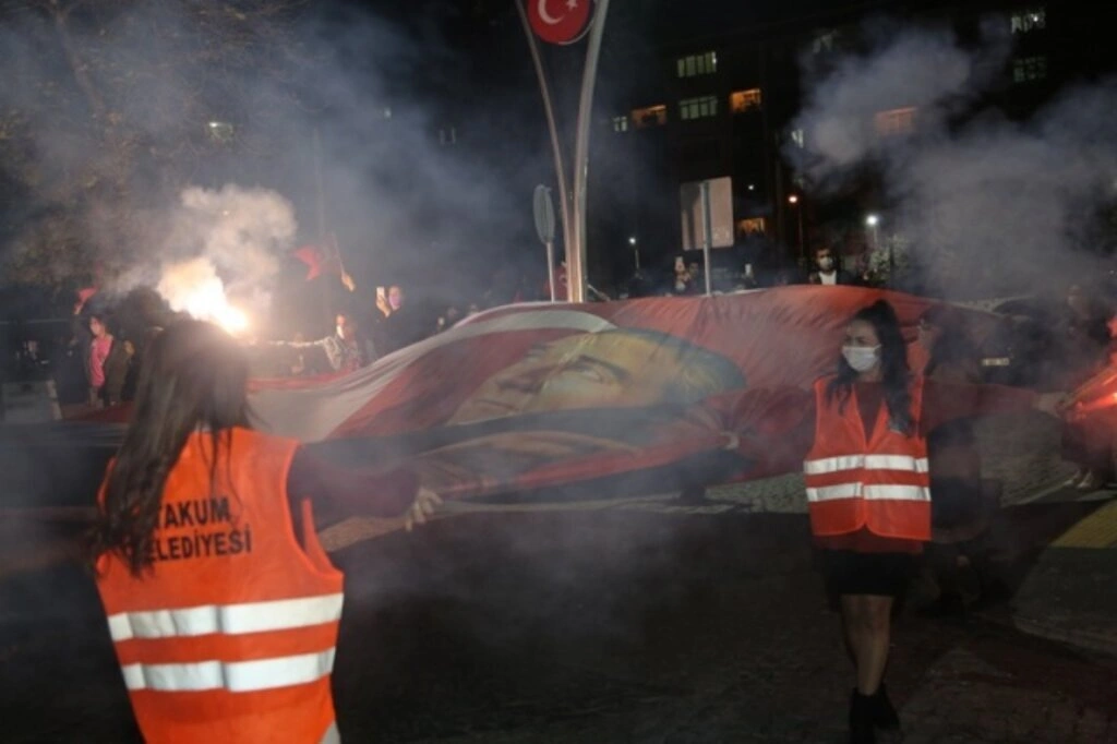 Atakum balkonlarında 23 Nisan coşkusu