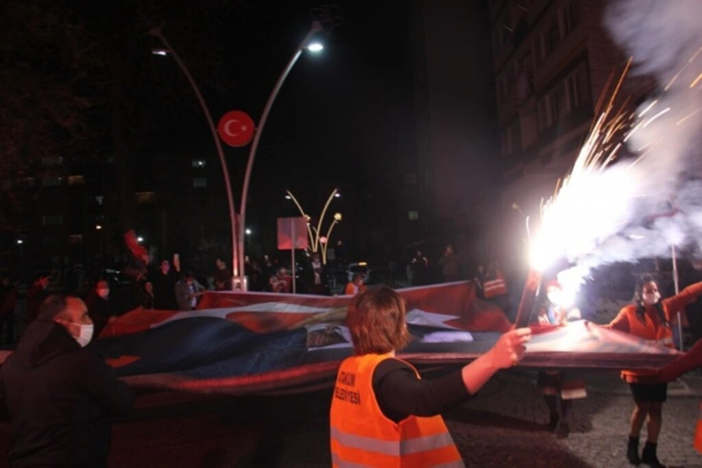 Atakum balkonlarında 23 Nisan coşkusu
