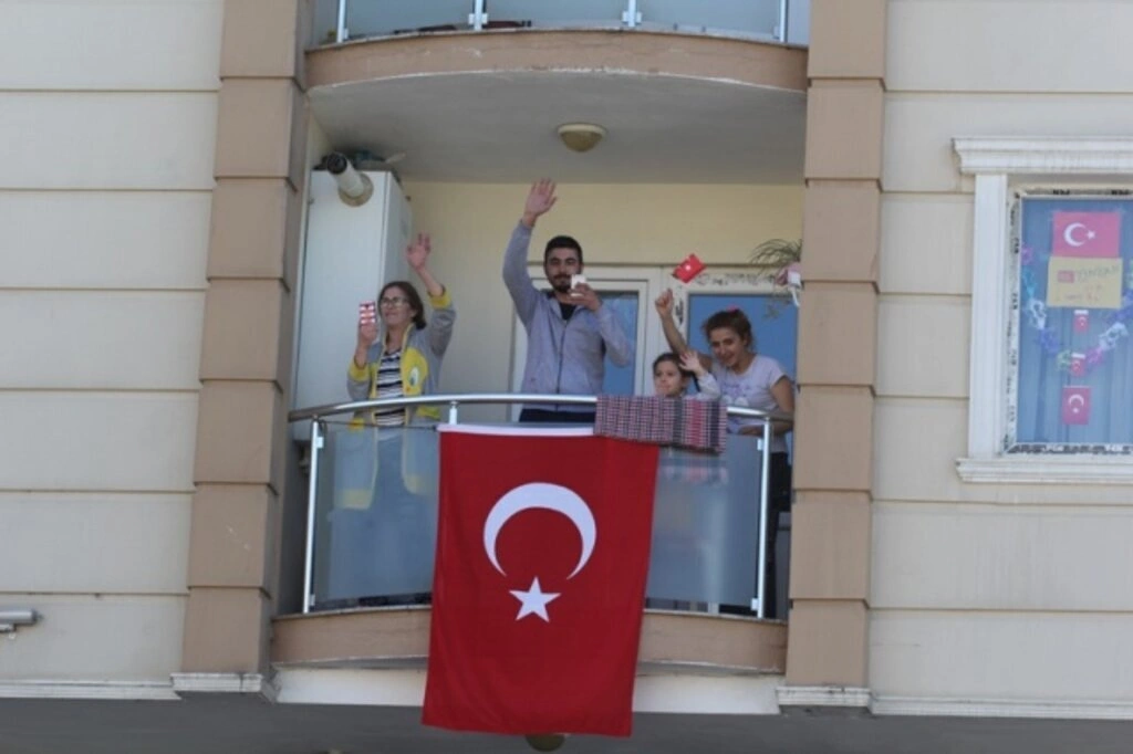 Atakum balkonlarında 23 Nisan coşkusu