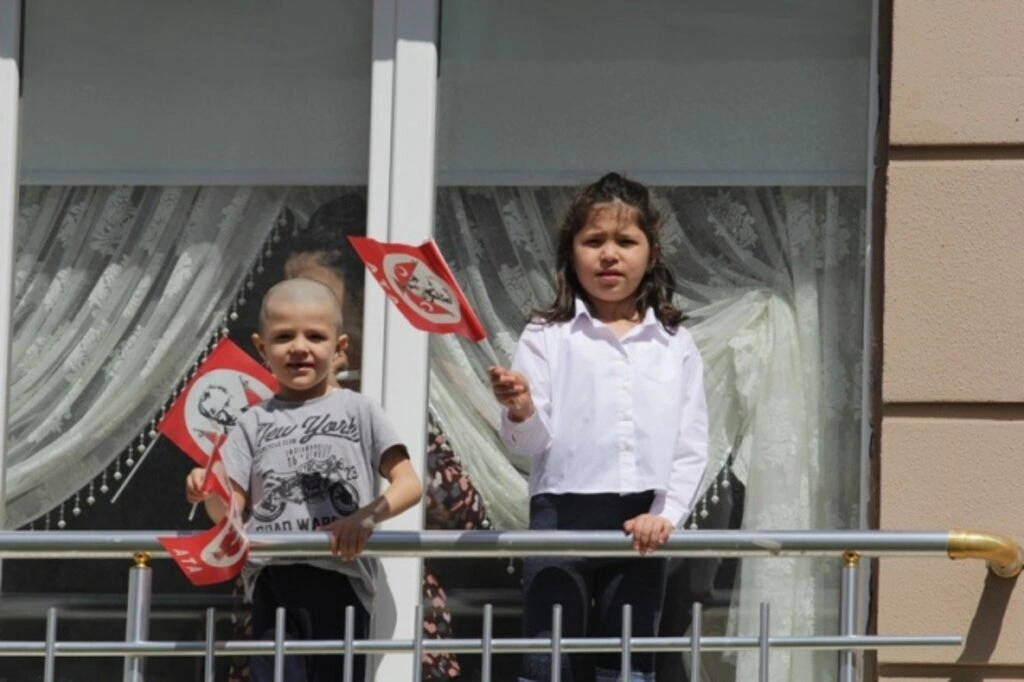 Atakum balkonlarında 23 Nisan coşkusu