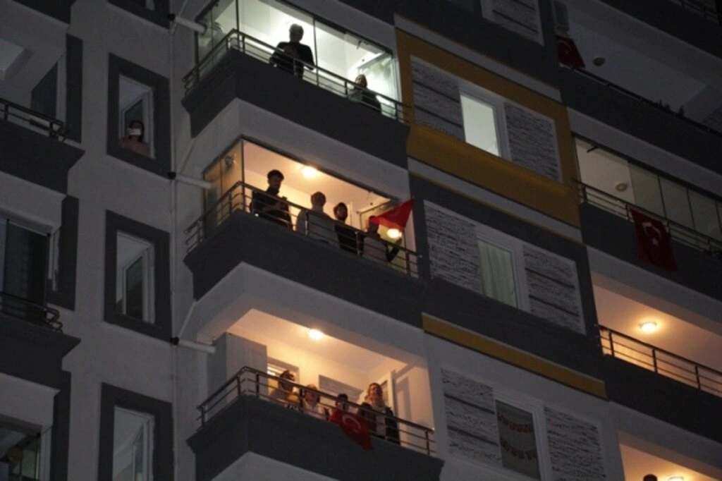 Atakum balkonlarında 23 Nisan coşkusu