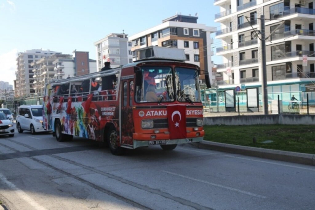 Atakum balkonlarında 23 Nisan coşkusu