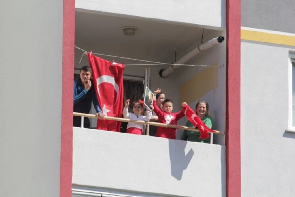 Atakum balkonlarında 23 Nisan coşkusu