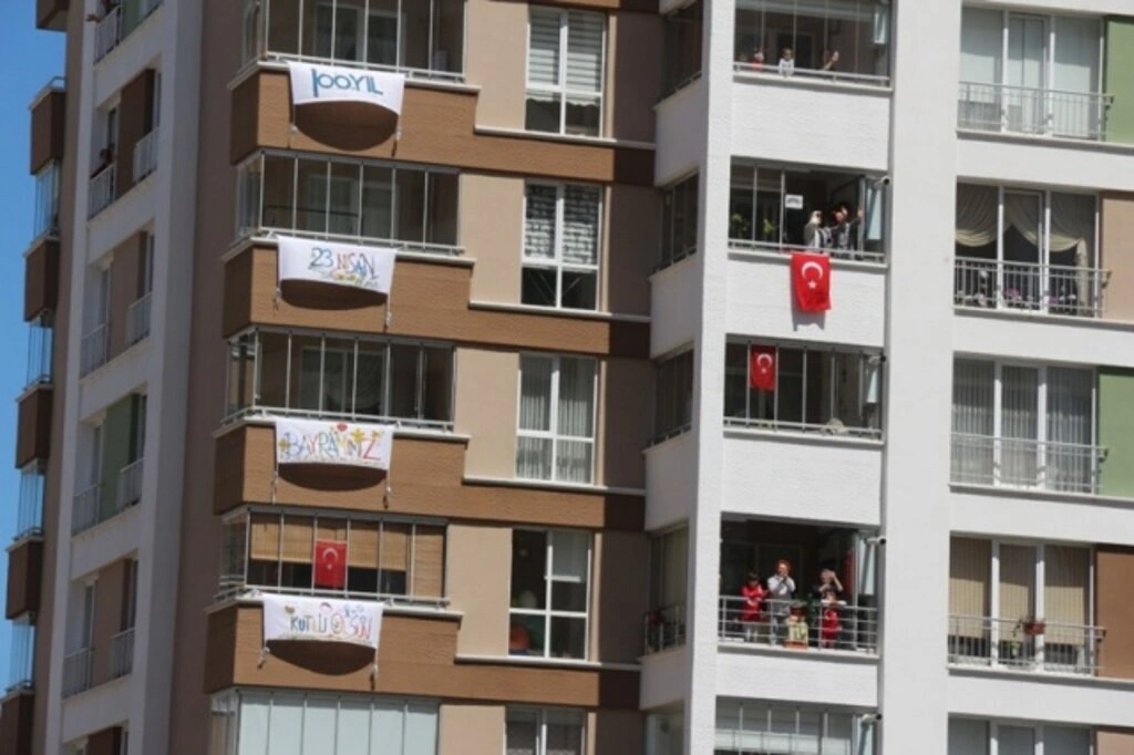 Atakum balkonlarında 23 Nisan coşkusu