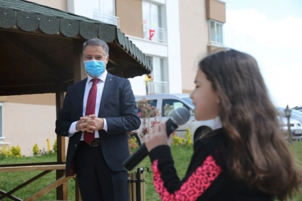 Atakum balkonlarında 23 Nisan coşkusu