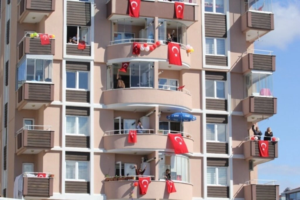 Atakum balkonlarında 23 Nisan coşkusu