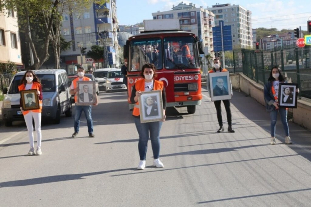 Atakum balkonlarında 23 Nisan coşkusu