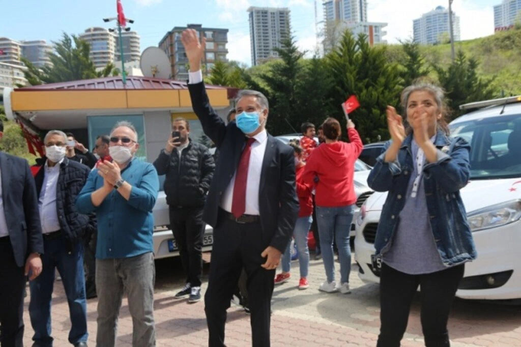 Atakum balkonlarında 23 Nisan coşkusu