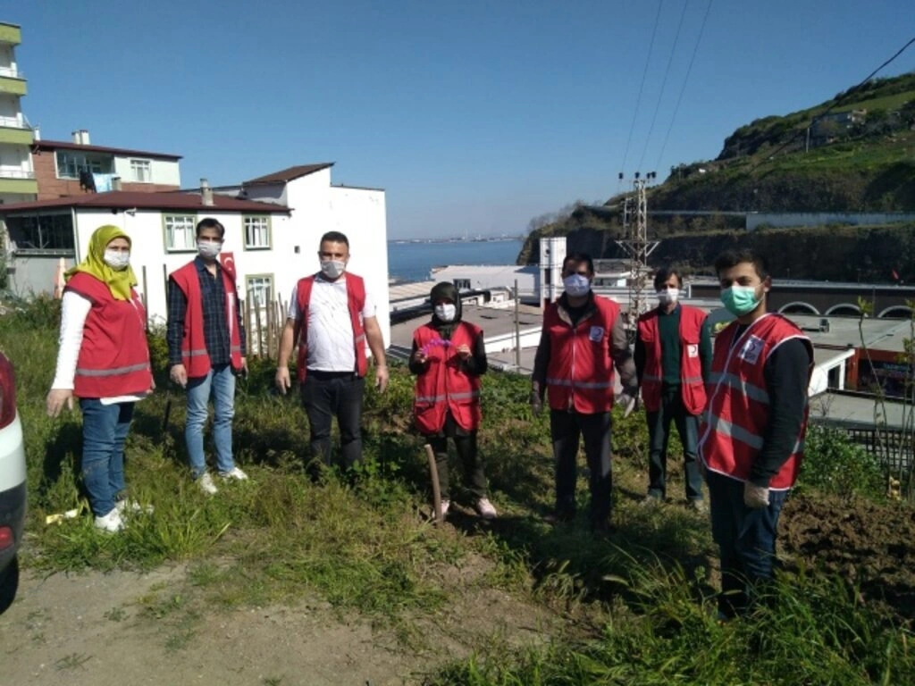 Türk Kızılayı Canik Şubesi ekmek dağıttı