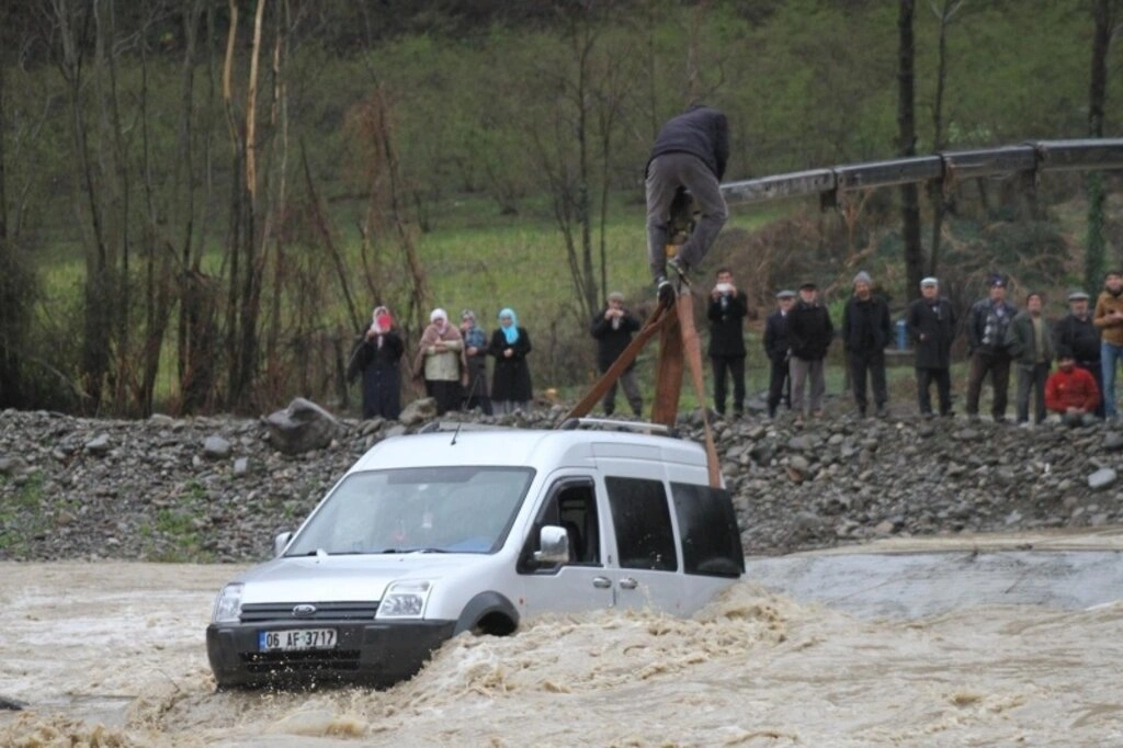 Çarşamba ilçesinde Abdal Irmağı üzerindeki beton yoldan karşıya geçmeye çalışan kamyonet, menfezlerin çökmesi sonucu su içinde mahsur kaldı.