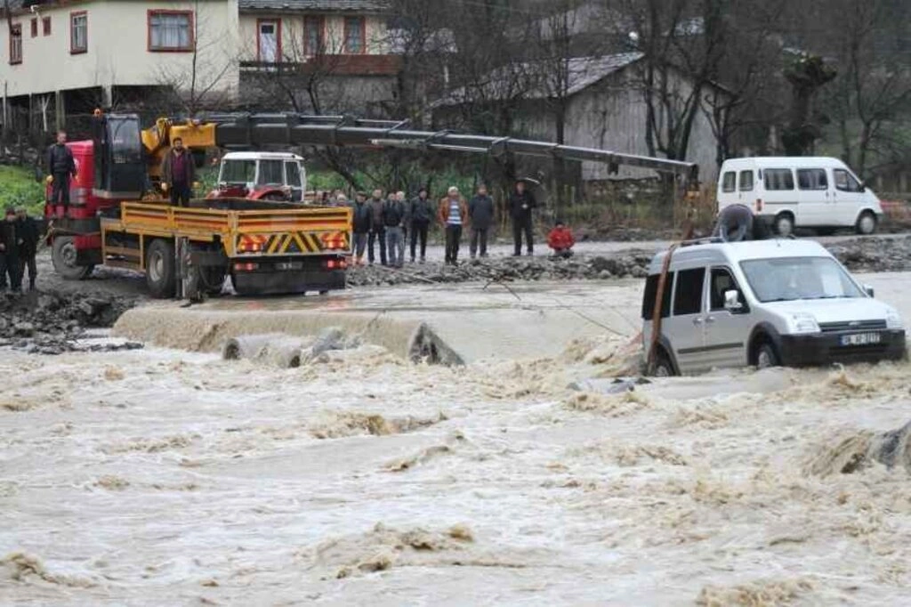 Çarşamba ilçesinde Abdal Irmağı üzerindeki beton yoldan karşıya geçmeye çalışan kamyonet, menfezlerin çökmesi sonucu su içinde mahsur kaldı.