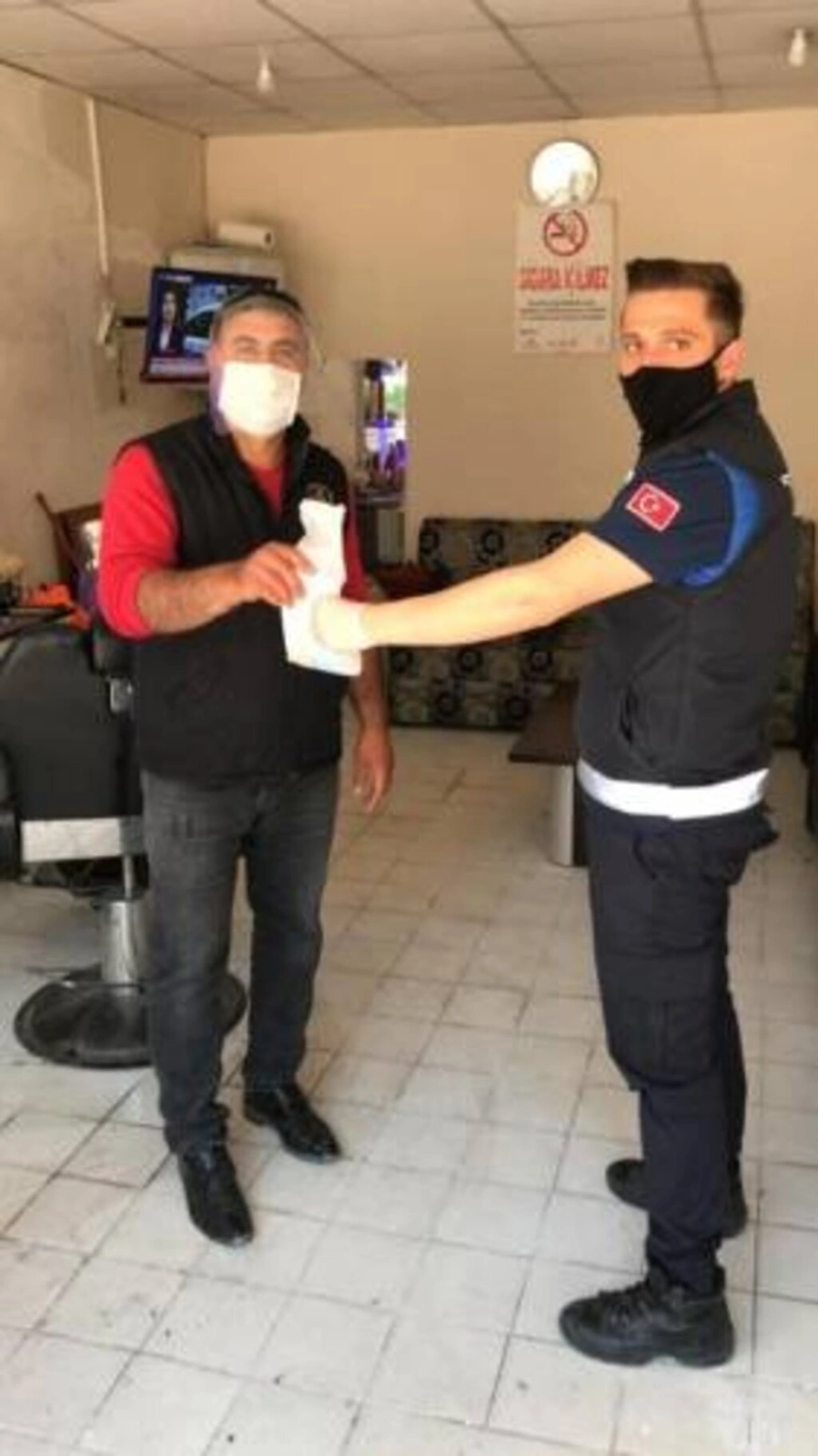 Berberlerde koronavirüs yoğunluğu, Tekkeköy Belediyesi maske dağıttı!