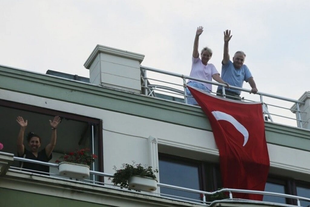 Atakum'da 30 Ağustos coşkusu, ilçe kırmızı-beyaza büründü