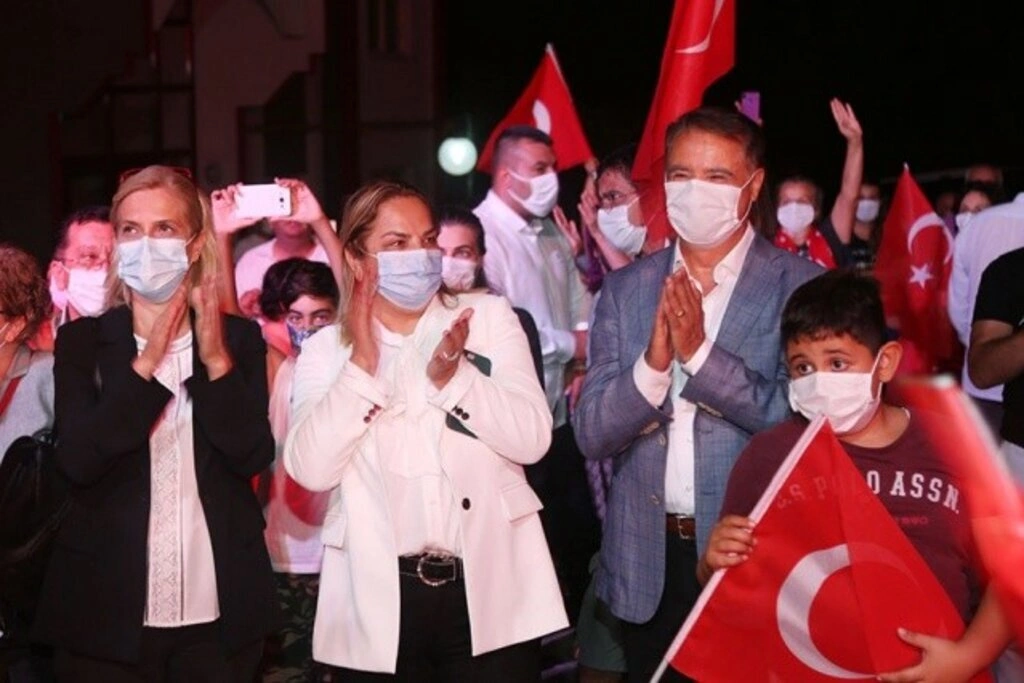 Atakum'da 30 Ağustos coşkusu, ilçe kırmızı-beyaza büründü