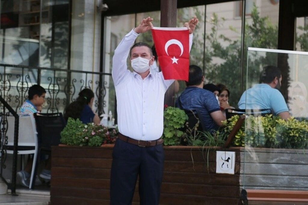 Atakum'da 30 Ağustos coşkusu, ilçe kırmızı-beyaza büründü