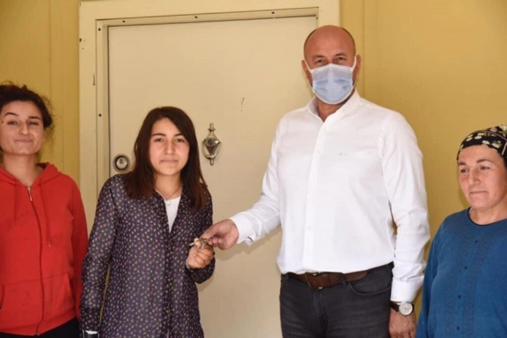 Tekkeköy Belediyesi yeni evlerine kavuşturdu