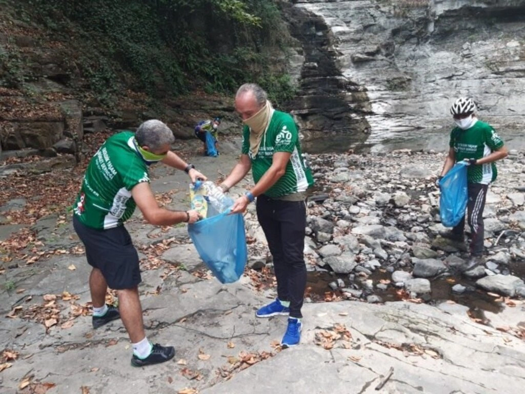 Ekolojik Yaşam Bisiklet Derneği üyeleri Kabaceviz Şelaleleri'nde temizlik yaptı