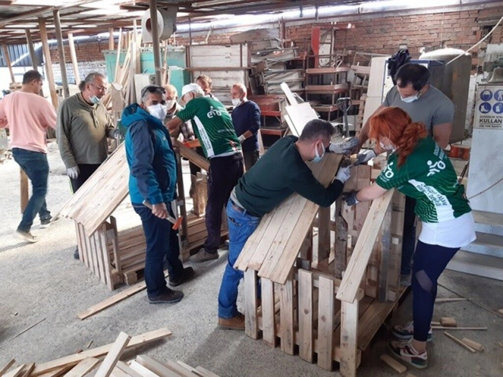 EKOBİD sokak hayvanlarına kulübe inşa ediyor