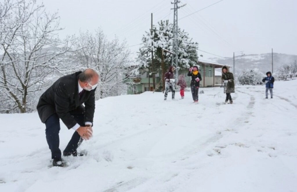 Canikli çocukların kartopu keyfi