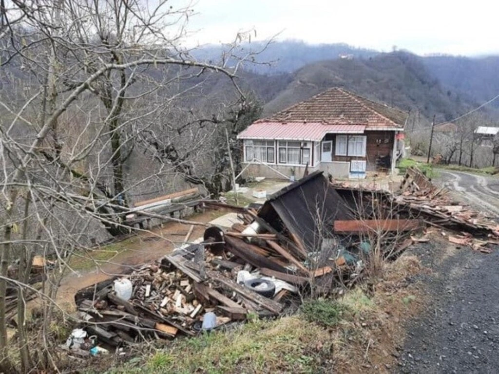 Çarşamba Kestanepınar Mahallesi'nde evlerin çatısı yıkıldı