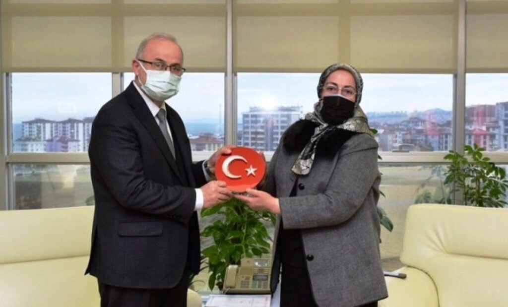 Çarşamba Ev Hanımları Derneği Başkanı Saniye Şen’den Rektör Ünal’a Nezaket Ziyareti