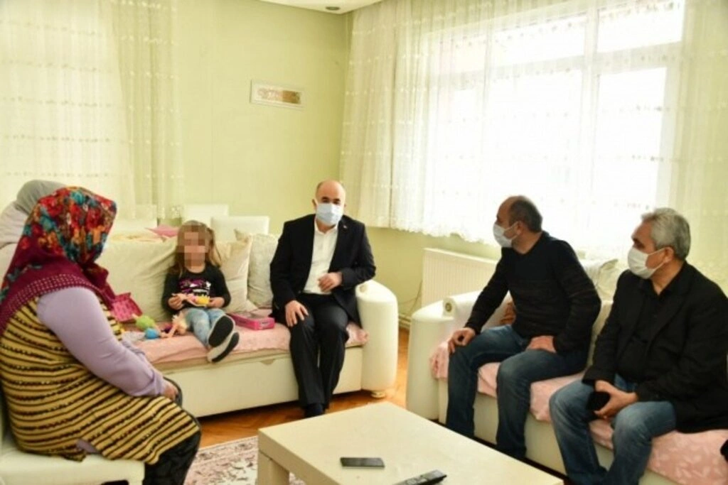Gözü önünde annesi dövülen küçük kızın son durumu? Vali Dağlı ziyaret etti