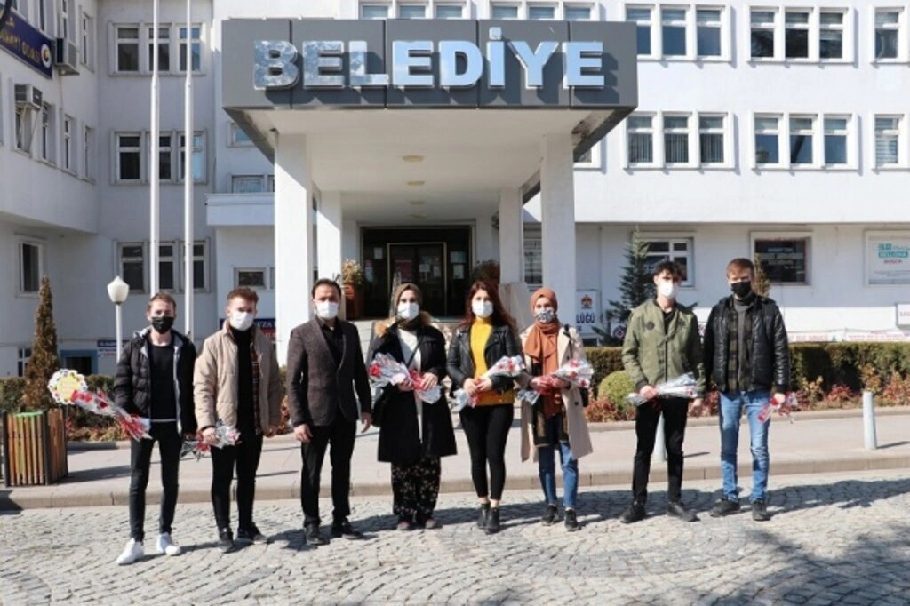 Havza AK Gençlikten karanfilli sürprizi