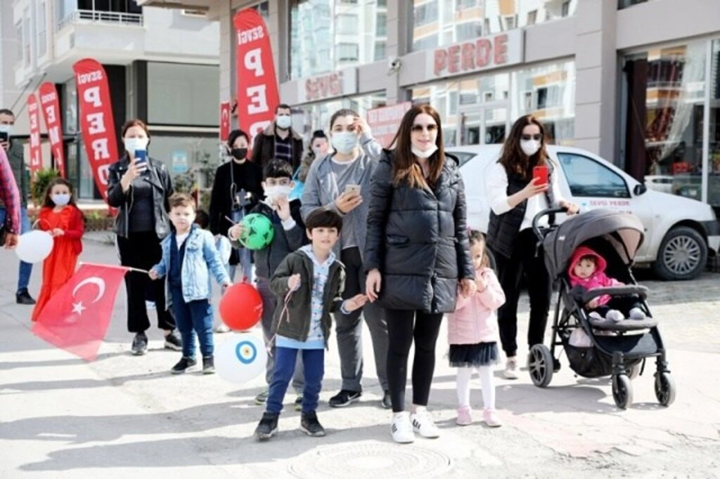 Atakum sokaklarında 23 Nisan sevinci, çocuklar balkonlardan kutladı