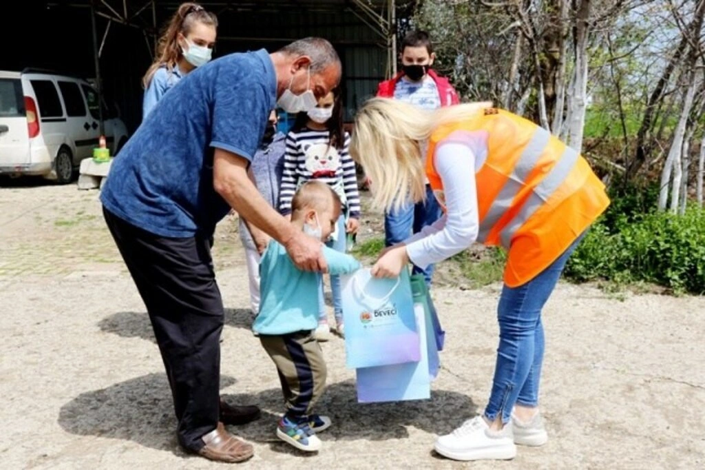 Atakum sokaklarında 23 Nisan sevinci, çocuklar balkonlardan kutladı