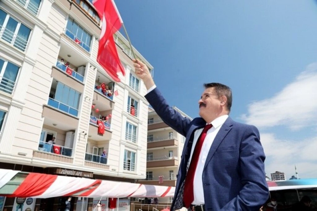 Atakum sokaklarında 23 Nisan sevinci, çocuklar balkonlardan kutladı