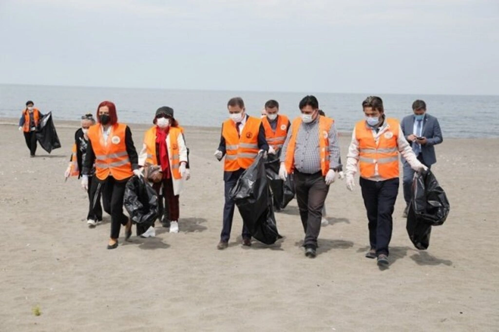 Başkan Deveci ile gönüllülerden sahil temizliği