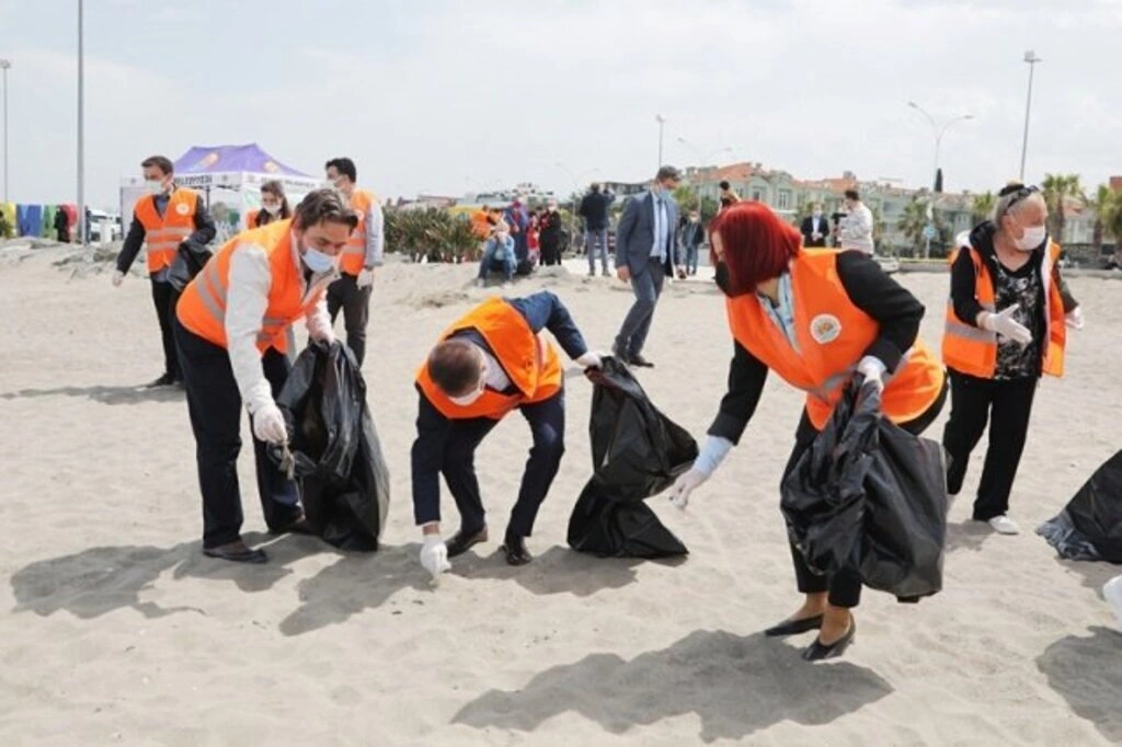 Başkan Deveci ile gönüllülerden sahil temizliği