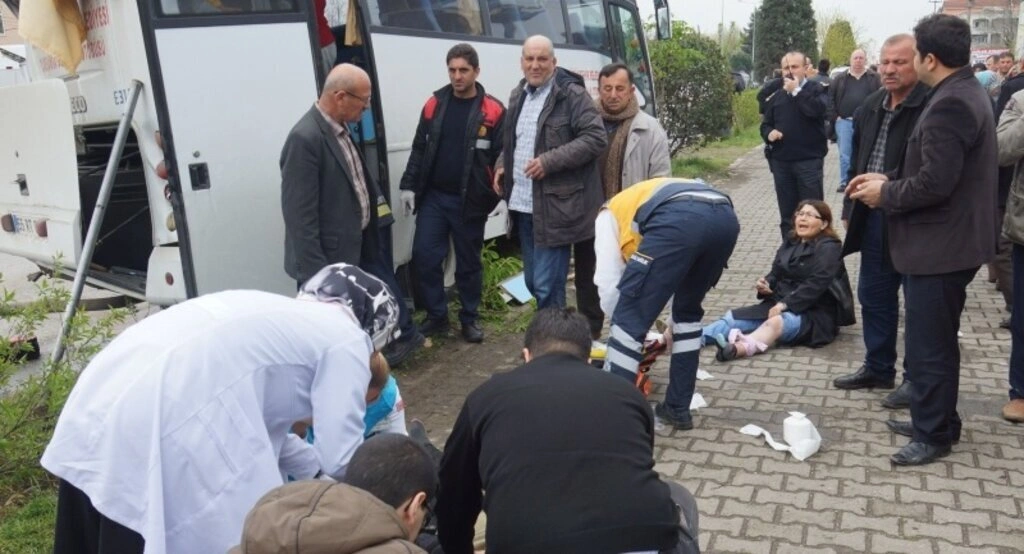 Samsun'da halk otobüsü ile midibüs çarpıştı: 24 yaralı