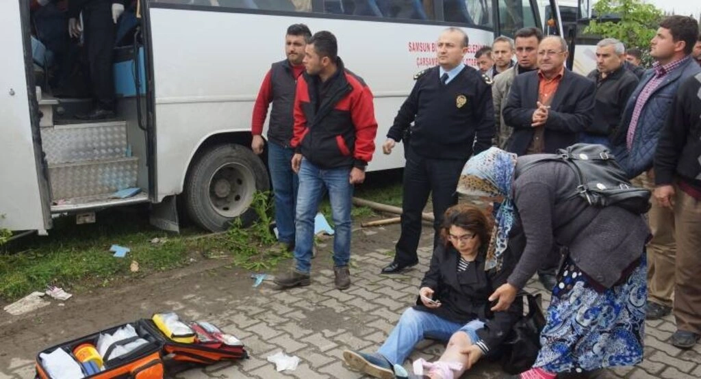 Samsun'da halk otobüsü ile midibüs çarpıştı: 24 yaralı
