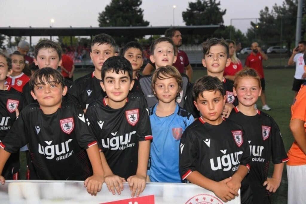 Küçük Dev Adamlar Futbol Turnuvası ödül töreni